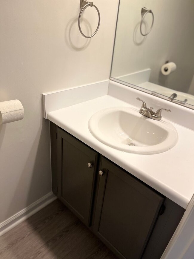 Building Photo - Remodeled 2 bedroom 1.5 bathroom townhome ...
