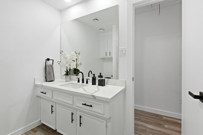 Building Photo - 2906 Colonial Dr