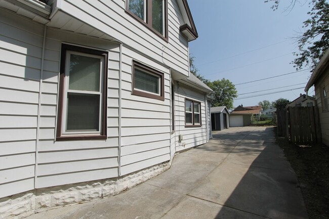 Building Photo - Large 5 Bedroom Home! Available Now.  Plen...