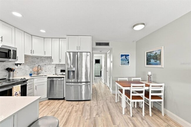 Building Photo - 7151 Sunset Way