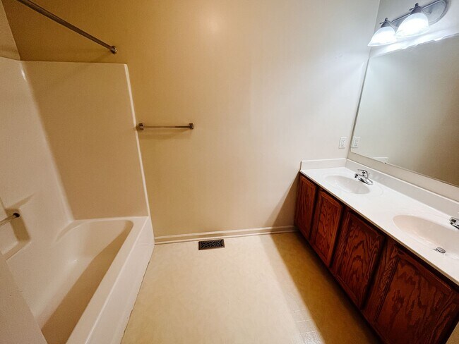 Building Photo - * RE-RENTAL AVAILABLE 10/30/25 *  3 Bedroo...