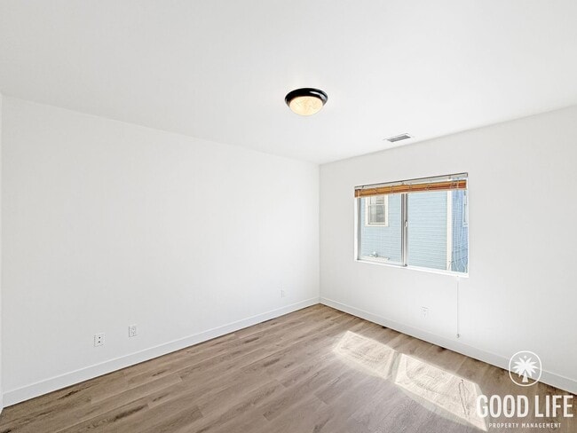 Building Photo - Stunning 3BD/3BA W/ A/C, Attached Garage, and In-Unit Laundry in Pacific Beach!