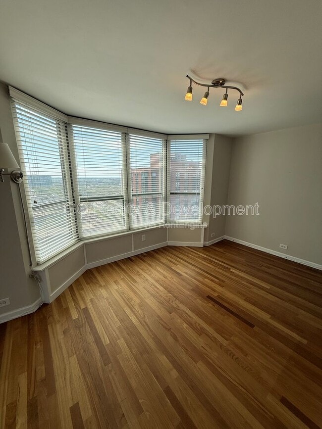 Building Photo - 899 S Plymouth Ct