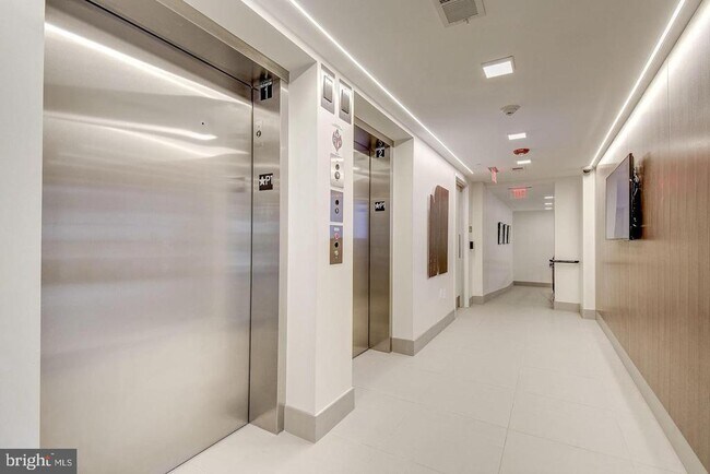 Building Photo - 1411 Key Blvd