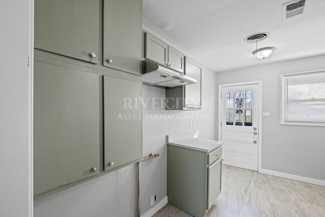 Building Photo - A BERCLAIR BEAUTY!!!