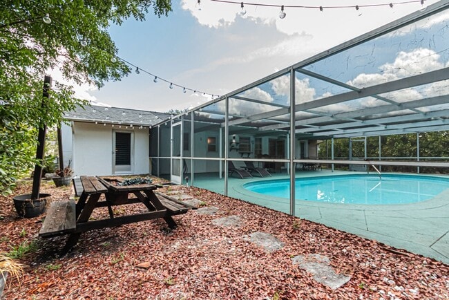 Building Photo - Pet-Friendly Home with Private Pool in Des...