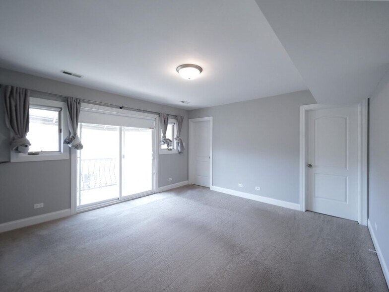 Building Photo - 6821 N Wolcott Ave