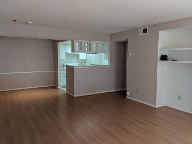 Building Photo - Englewood/DTC Ground Floor 2 Bedroom 2 Bath Condo For Rent - Great Location and Amenities