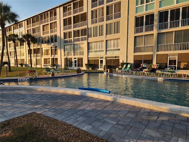 Building Photo - 3064 Lake Bayshore Dr