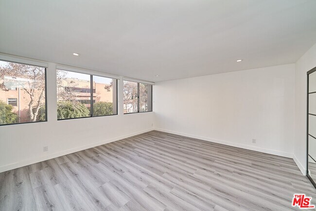 Building Photo - 137 S Maple Dr