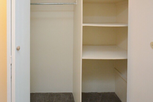 Building Photo - ***Ask about our Security Deposit Alternative!*** $899- Remodeled one bedroom apartment in Eastwood