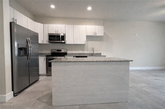 Building Photo - 3313 SW 8th Pl