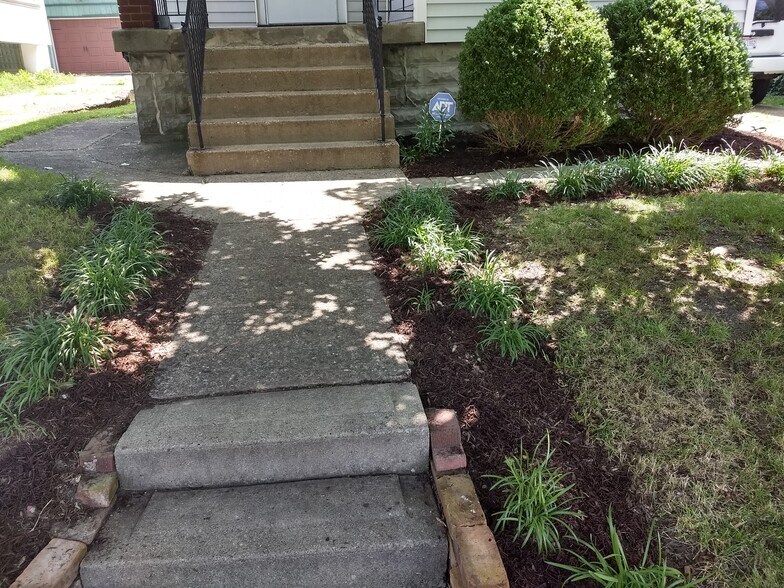 FRONT DOOR - 2306 Moerlein Ave