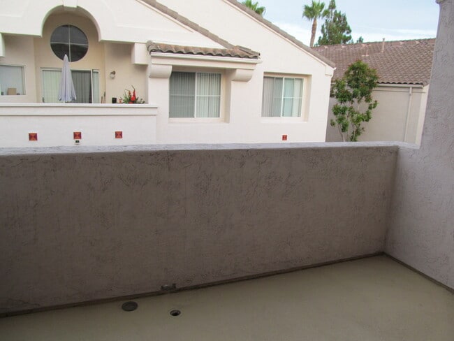 Building Photo - Andria of UTC Townhome with Attached Garage and Hardwood Floors - READY FOR MOVE IN!