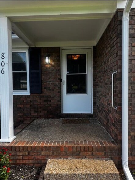 Building Photo - 806 Lois Ln