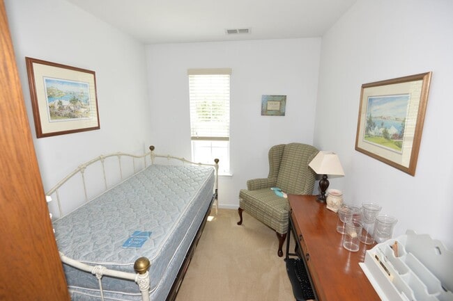 Building Photo - Lakefront Condo in Greenbrier