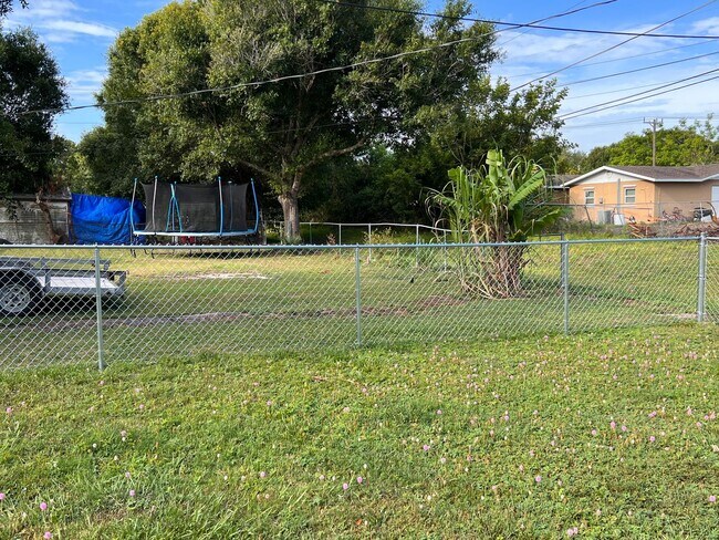 Building Photo - 3 BEDROOM, 2 BATH HOME IN THE HEART FORT P...