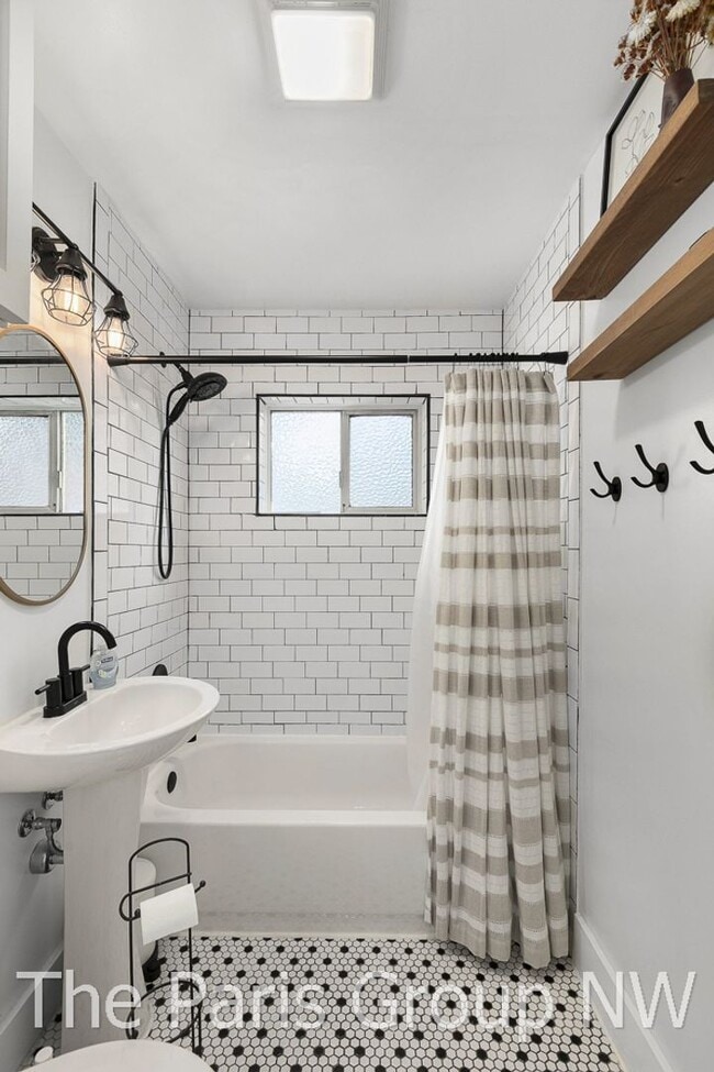 Building Photo - Remodeled Renton Highlands Home * A/C & Cu...