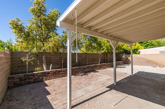 Building Photo - Beautifully updated 3-bedroom home offerin...