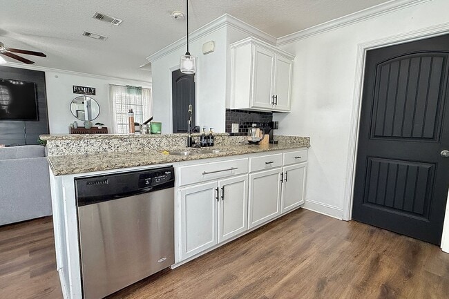 Building Photo - AVAILABLE NOW! (Small Pets Preferred) | $500 RENT CREDIT