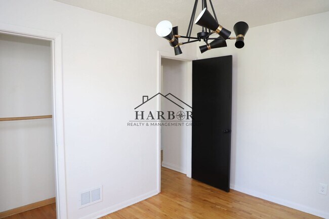 Building Photo - 406 18th Ave SW