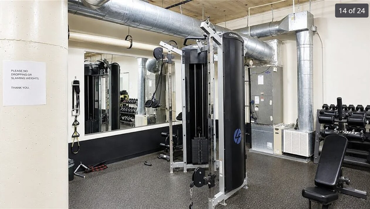 Building Photo - 881 Memorial Dr SE