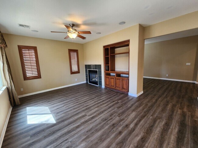 Building Photo - Stunning 4 Bed 3 Bath 2 Story Home with Loft
