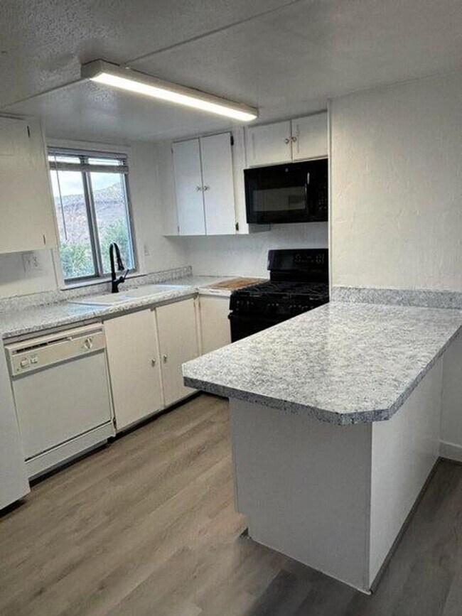 Building Photo - 2 Bed Home For Rent