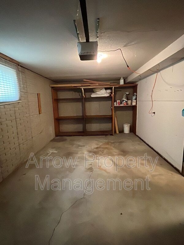 Building Photo - 1925 Manor Ct