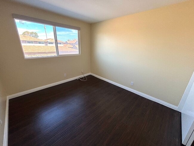 Building Photo - Clean and upgraded 3 bedroom townhouse available in Fountain Valley