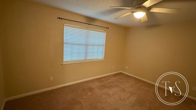 Building Photo - SPRING MOVE-IN SPECIAL AND RATE DROP ALERT...