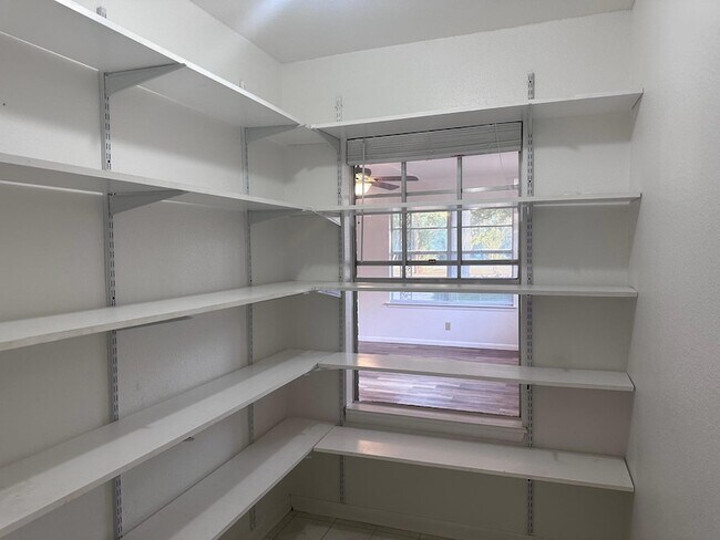 Building Photo - 124 Plum St