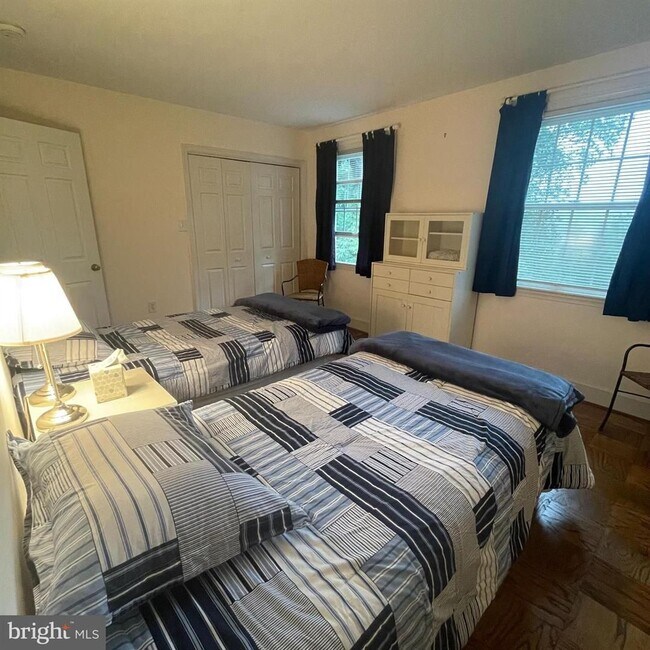 Building Photo - Wesley Heights Beautiful Fully Furnished 2 Bed, Two and a Half Bath