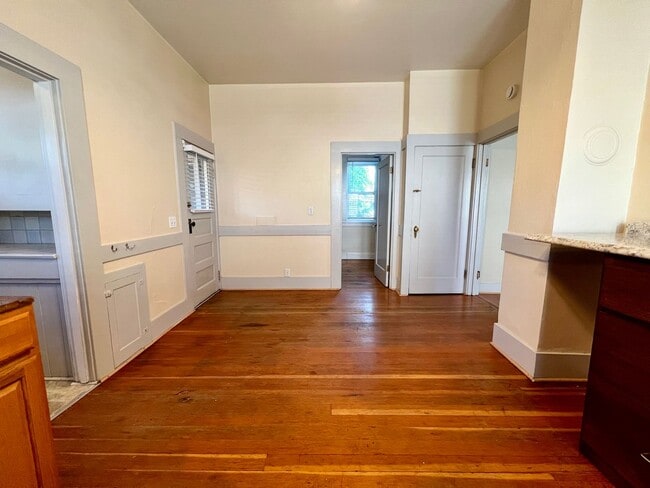 Building Photo - Charming Clinton Neighborhood Home 2 Bed 2 Bath — Close to Downtown & Division Street!