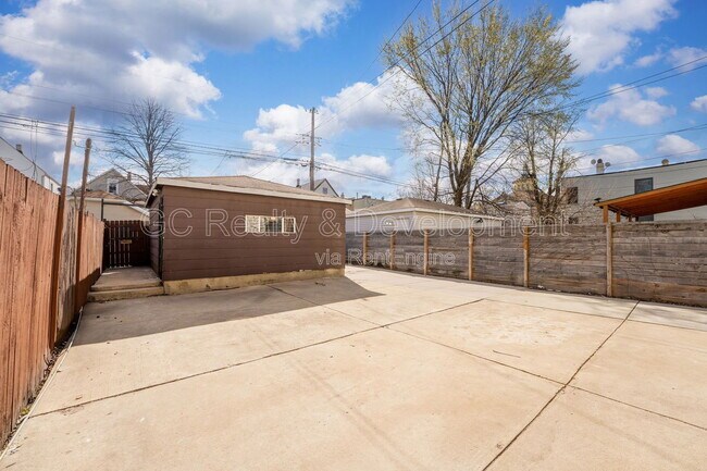 Building Photo - 2519 N Hamlin Ave