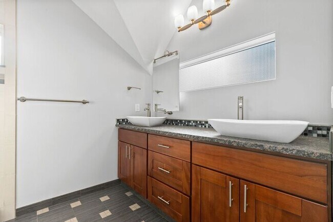 Building Photo - Luxurious Air-Conditioned Leschi View Townhome