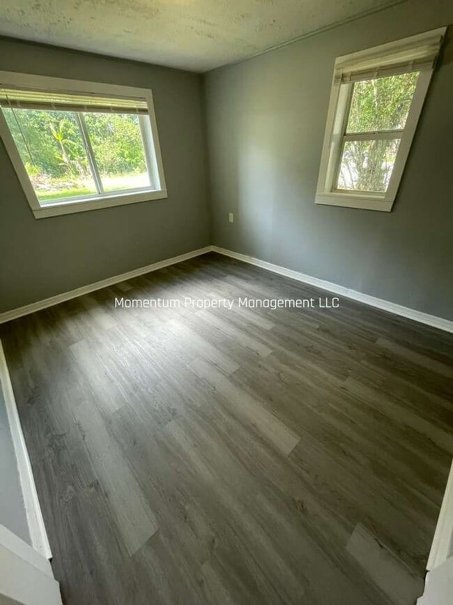 Building Photo - Freshly Renovated 3/2 - Ready for Immediate Move-In