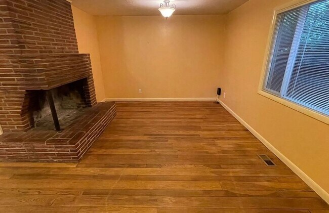 Building Photo - Charming 2 bedroom/1 bath Walking distance...