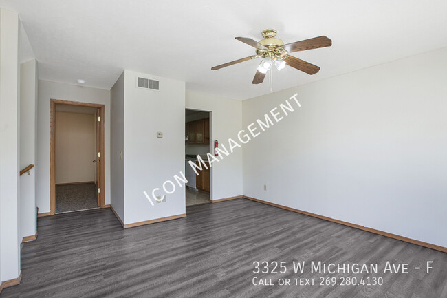 Building Photo - SPACIOUS TOWNHOME in PRIME WMU AREA!