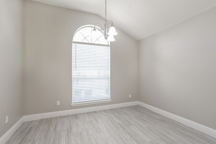 Building Photo - 25235 Clover Ranch Dr