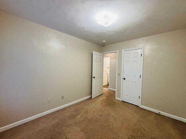 Building Photo - 876 Patrick Henry Dr