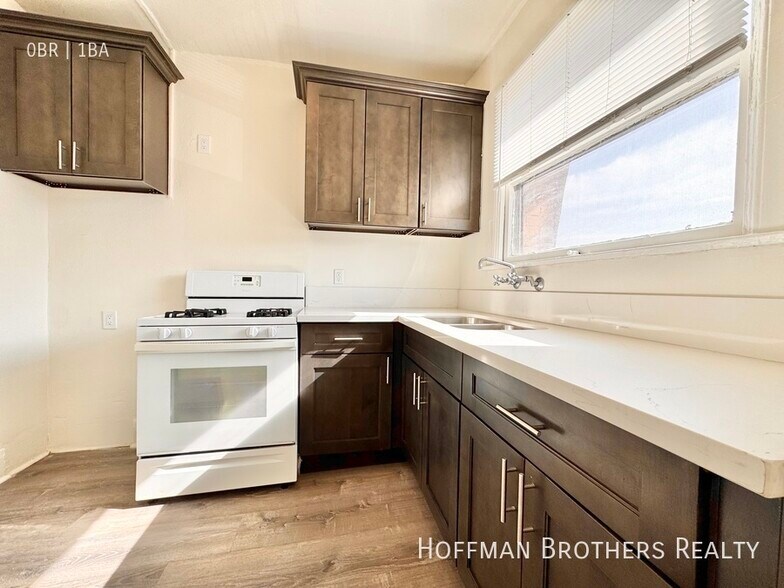 Building Photo - 1802 N La Brea Ave