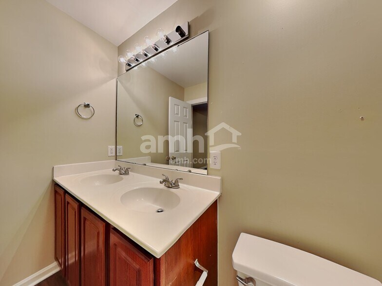 Building Photo - 1009 Loch Lomond Cir