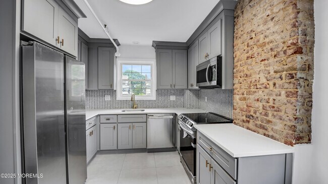 Building Photo - 87 Maple Ave