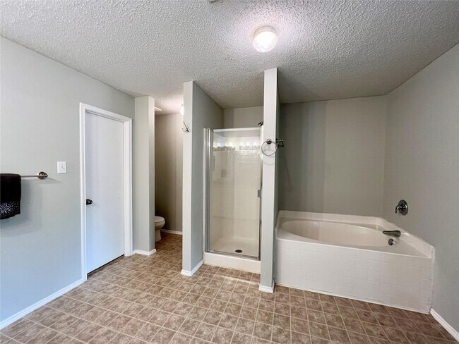Building Photo - 2625 Lake Meadow Dr