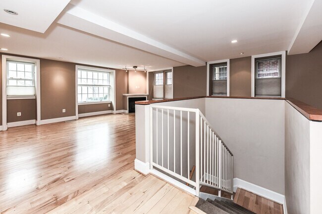 Building Photo - Luxury Two Bedroom near DuPont + Parking