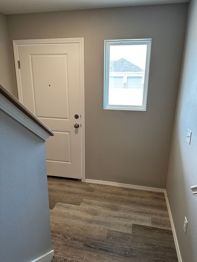 Building Photo - Fenced 3 bedroom home-Westbury Gardens!