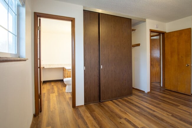 Building Photo - FREE RENT HERE! Close in NE-2 Bedroom, 1.5 Bath Ready Now!