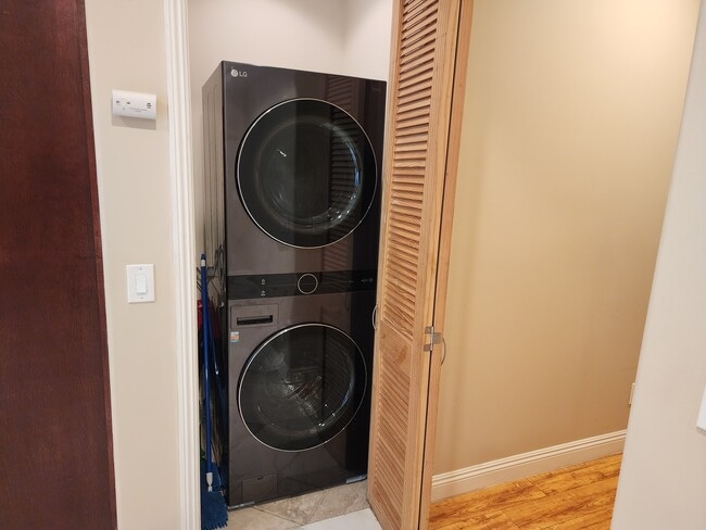 Building Photo - 11131 Sunshine Ter