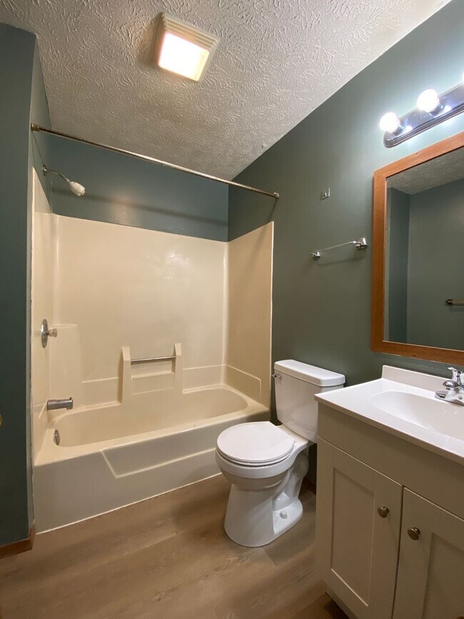 Building Photo - 208 S Spring St